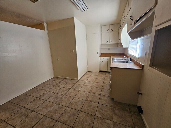 Building Photo - Spacious 3-Bedroom Home