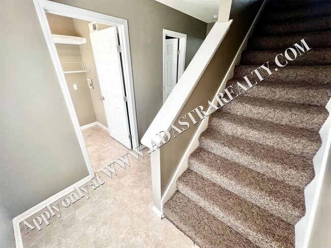 Building Photo - Spacious Shawnee Townhome 3 Bed/3 Bath-Available NOW!!