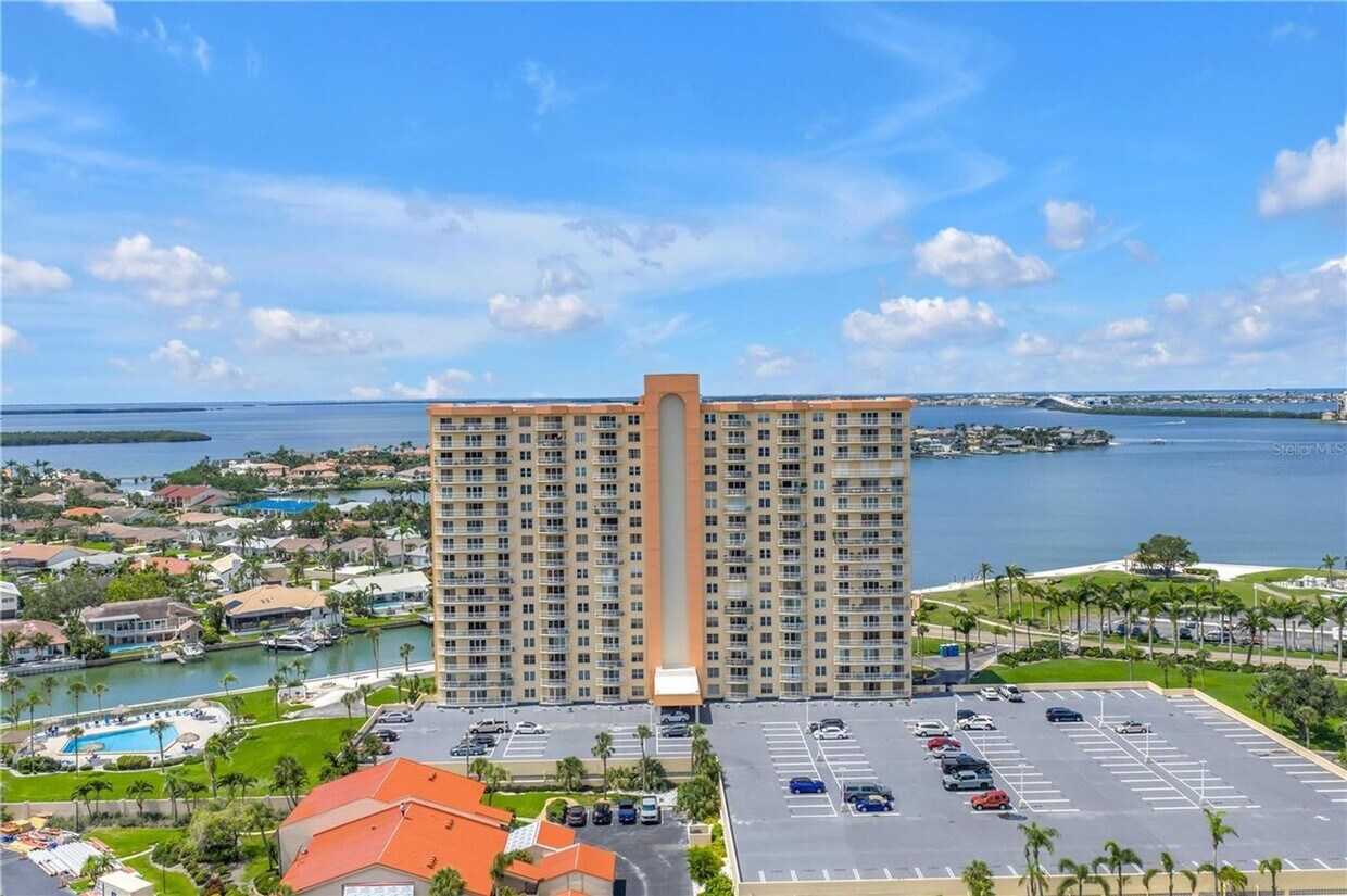 Foto principal - Beautiful 2BR/2BA Waterfront Condo in 55+ ...