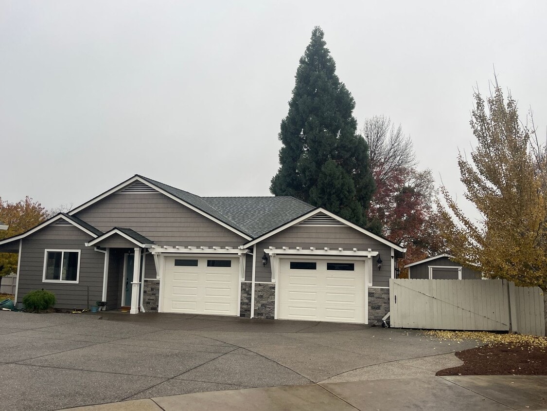 2304002 Apartment for Rent in Eagle Point, OR