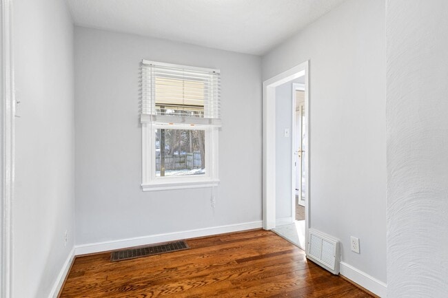 Building Photo - 2 Bed / 1 Bath Bungalow. Dog Friendly. Fenced Yard.