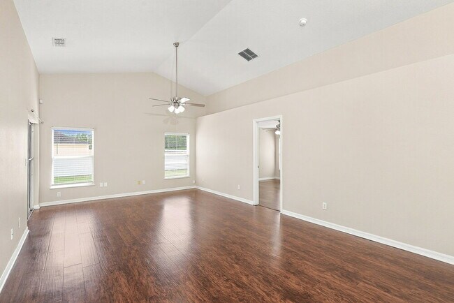 Foto del edificio - 4612 Woodford Dr