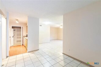 Building Photo - 402 N Fredericksburg St