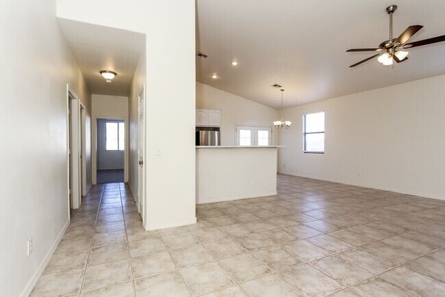 Foto del edificio - Come see this home today! 4 bed/2 bath