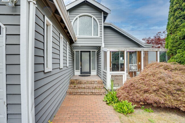 Foto del edificio - 17822 SE 40th Pl Bellevue, WA 98008 $5,680...