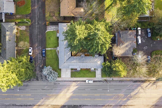 Foto del edificio - Spacious 2bedroom 1 bath in well maintained 4 Plex!