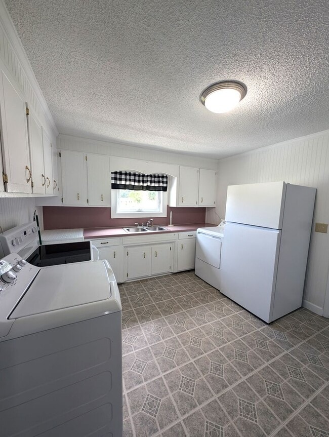 Building Photo - Stanley, 3 Bedroom!  2 Full Bathrooms.  La...
