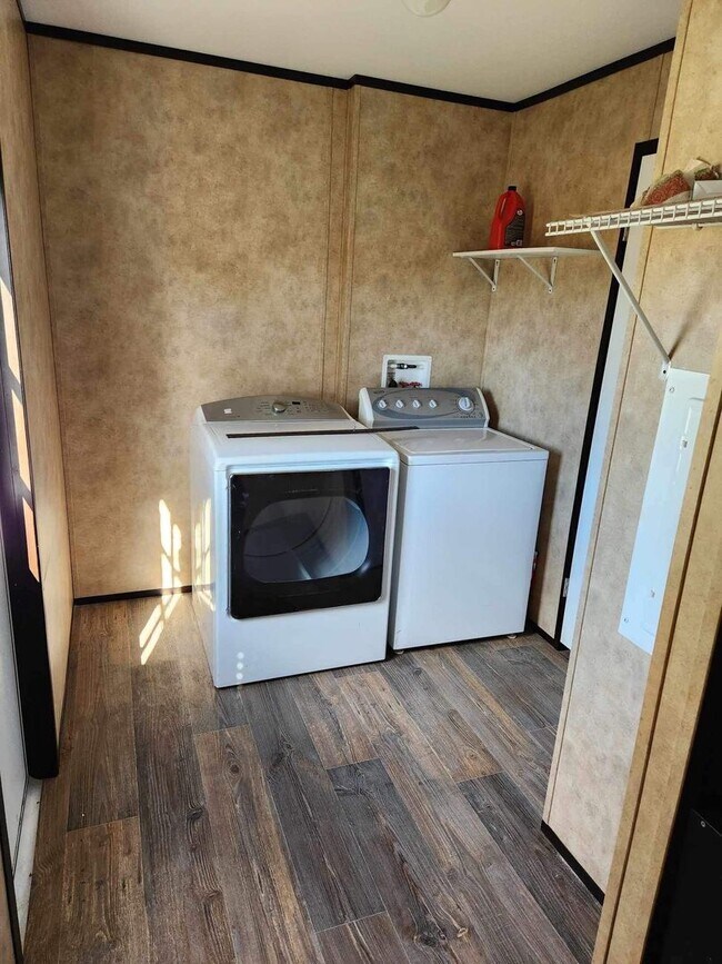 Building Photo - Beautiful 3 bed 2 bath