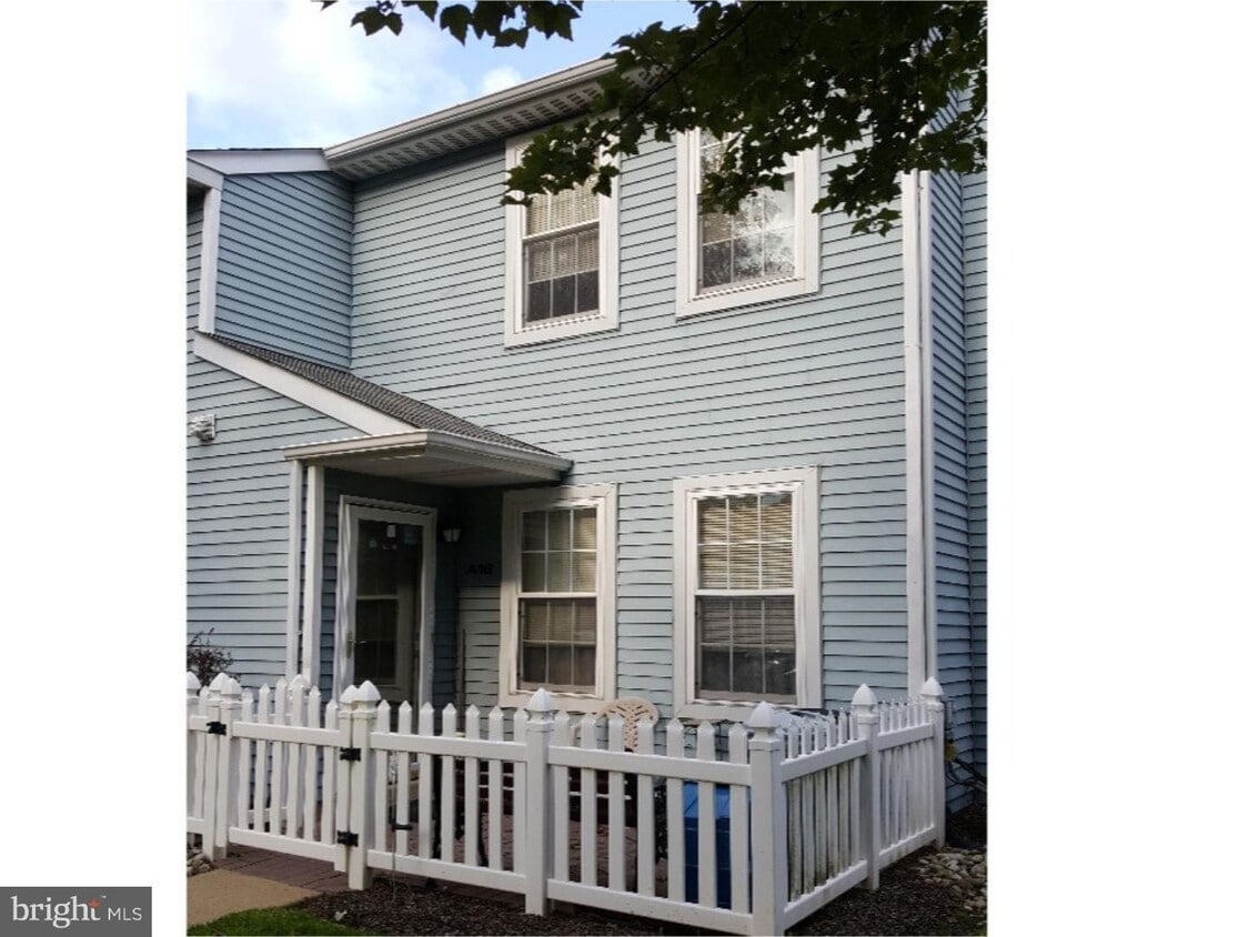 Townhouse 2Bd, 1.5Ba End Unit - 2401 Greensward N