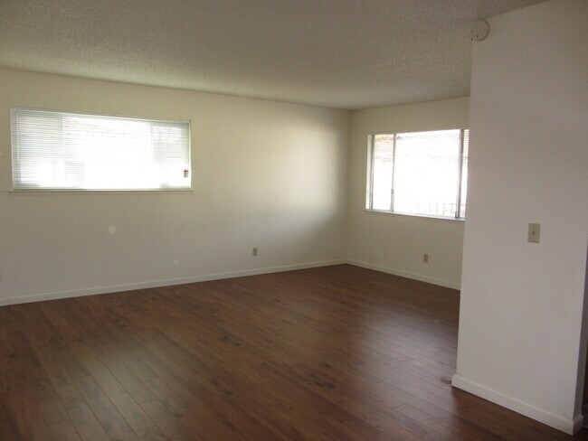 Foto del edificio - 2 bed 2 bath 1 car garage-upstairs unit