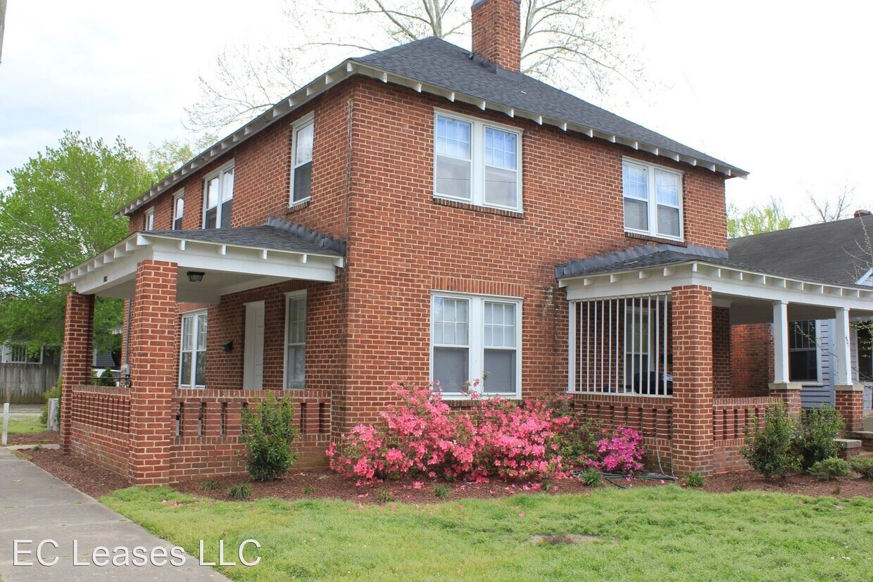 Primary Photo - 3 br, 1.5 bath Apartment - 1102 E. 4th St.