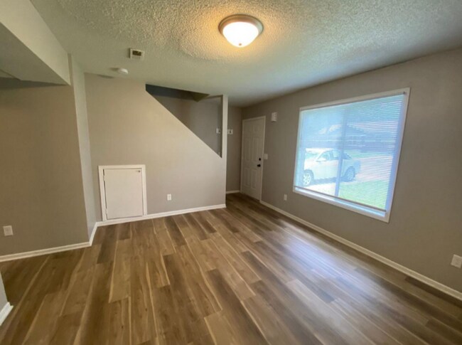 Building Photo - 1601 E Pleasant View Drive