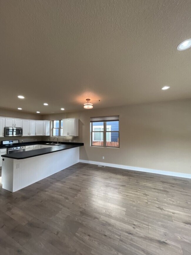 Foto del edificio - 44 Ranch 5 Bed, 3 Bath Home
