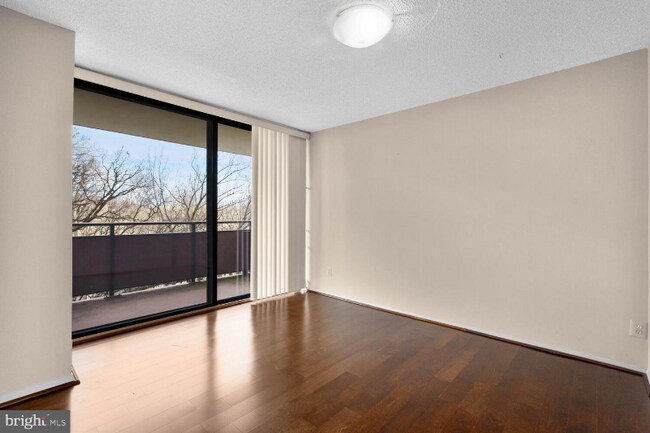 Foto del edificio - 5225 Pooks Hill Rd