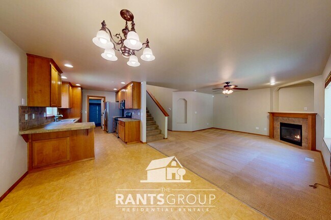 Building Photo - Easy commute to JBLM!  Quiet Cul-de-sac!
