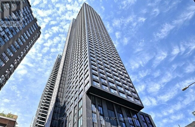 Photo du bâtiment - 8 Wellesley St W