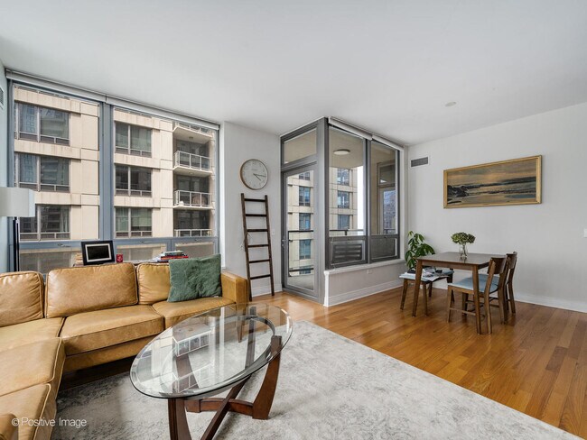 Foto del edificio - 600 N Lake Shore Dr