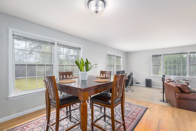 Foto del edificio - Inviting 3BR/2BA Brick Ranch on Nearly 3/4...