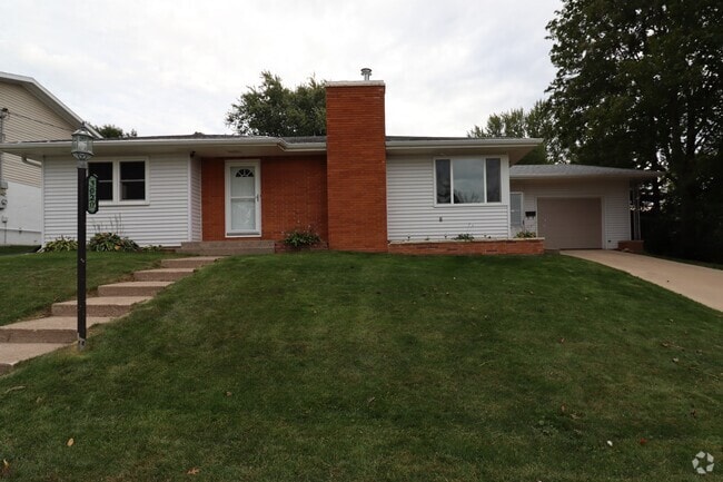 Building Photo - 3020 Lindale St