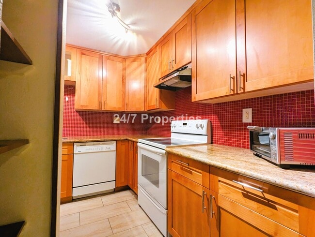 Building Photo - MOVE-IN SPECIAL! - 2BD I 2BA Apartment Clo...