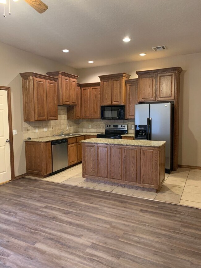 Building Photo - 242 Woodbriar Rd