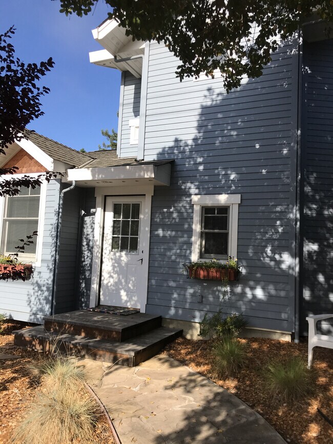 Building Photo - 921 Western Dr