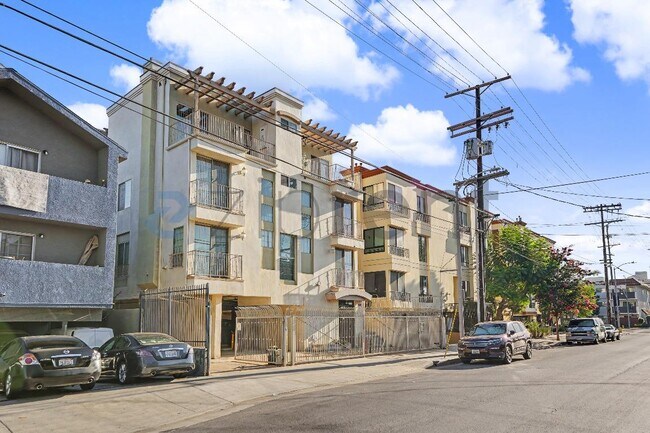 Building Photo - Unit 5
