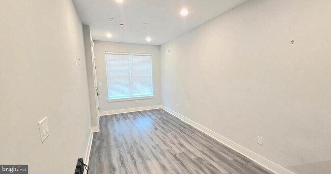 Foto del edificio - 5233 Chancellor St