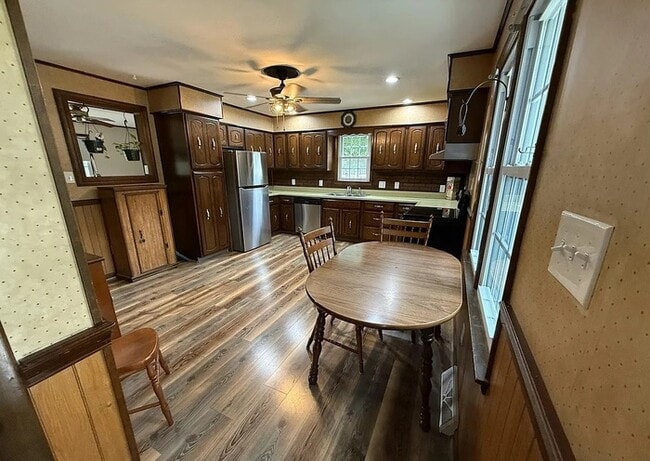 Foto del edificio - Welcome to this spacious 3 bedroom, 2 full...