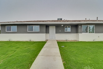 Building Photo - 1001 Mira Loma Dr