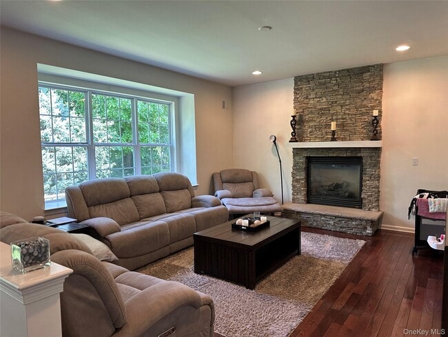 Building Photo - 633 Creekside Ln