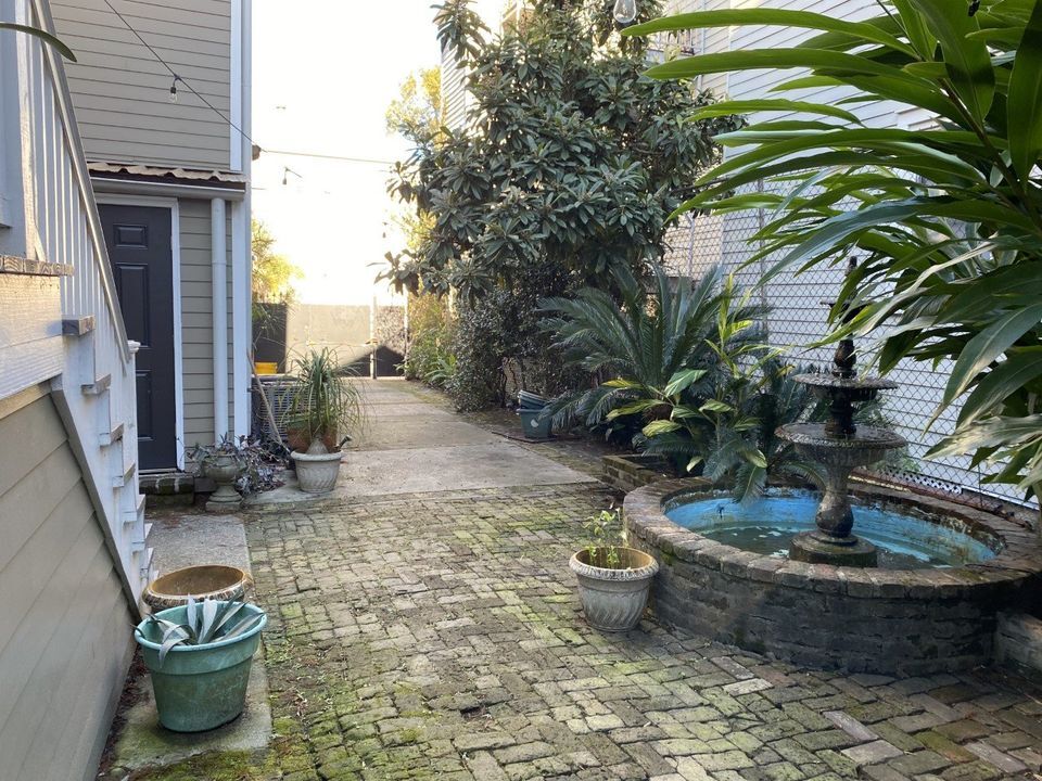 Beautiful courtyard with fountain - 1300 Treme St