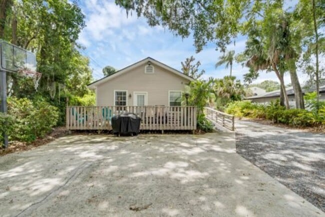 Building Photo - Quaint 2/1 home with plenty of yard, deck ...