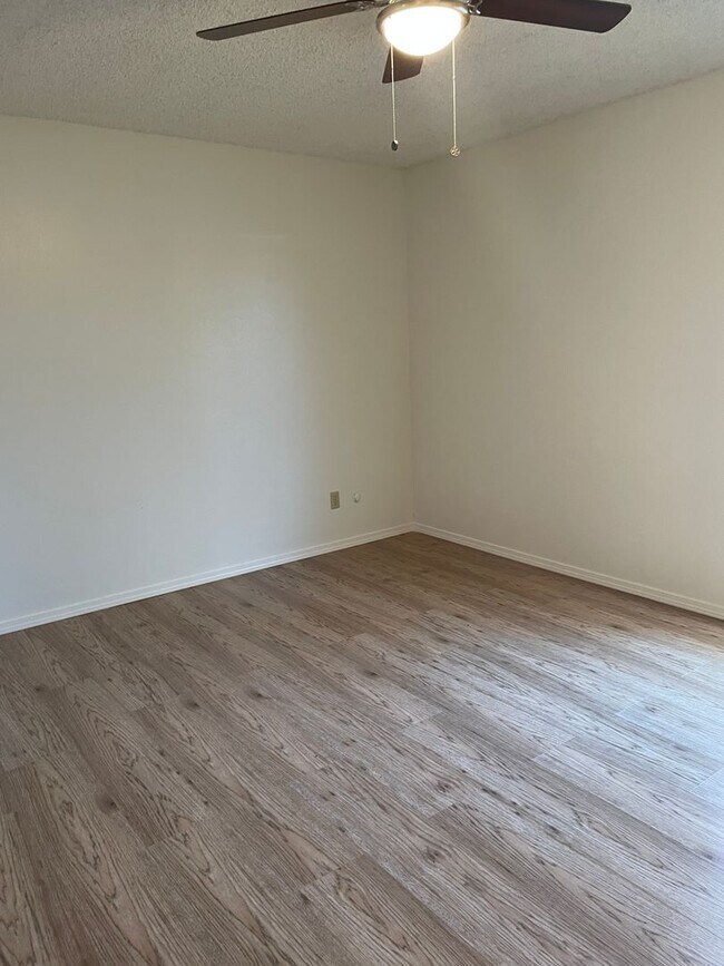 Foto del edificio - 2 Bed / 2 Bath Duplex with Garage & Private Yard – Great Location!