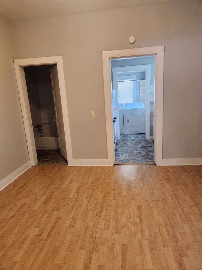 Foto del edificio - 103 E Cherry St