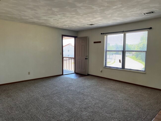 Building Photo - 202 Shoreline Dr