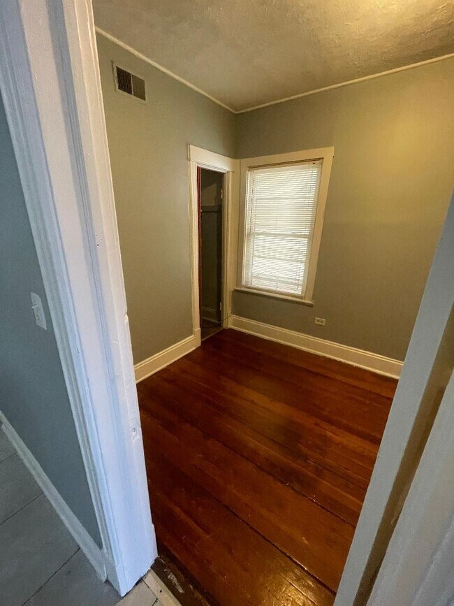 Foto del edificio - 8136 S Exchange Ave