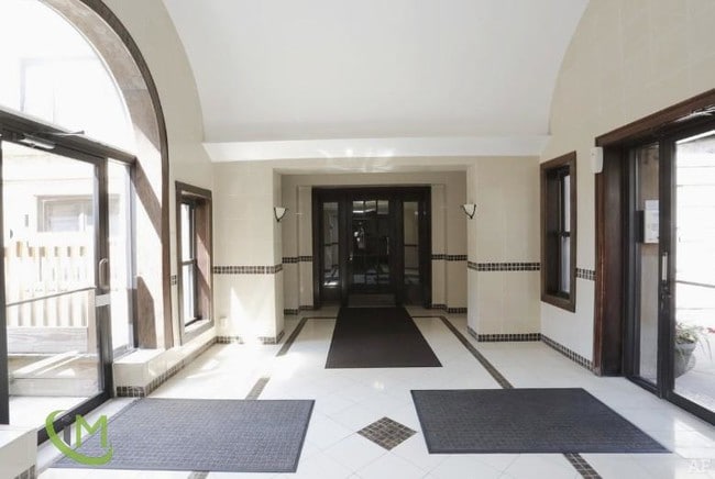 Building Photo - 4556 N Wolcott Ave