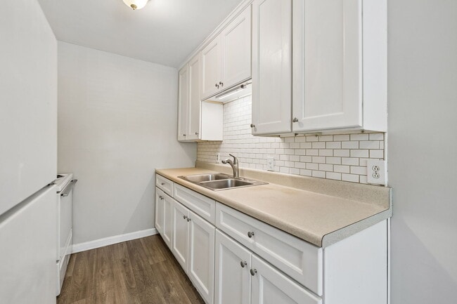 Building Photo - 550 Harding Plz