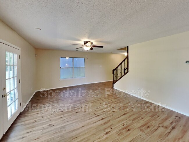 Foto del edificio - 8118 Stagwood Hill