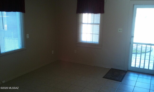 Building Photo - 114 E Blacklidge Dr