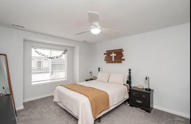 Spacious master suite with walk-in closet - 513 Spring Crest Lane