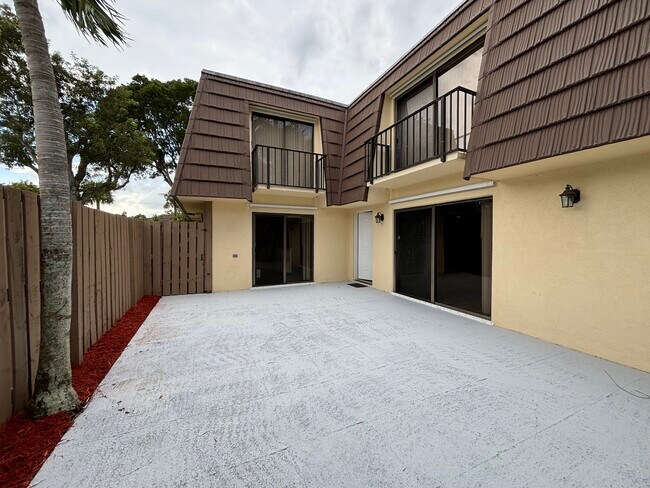 Building Photo - 302 3rd Ct