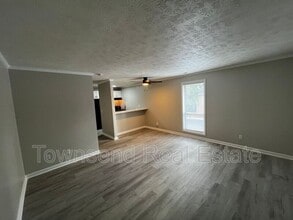 Building Photo - 5850 Century Oaks Dr