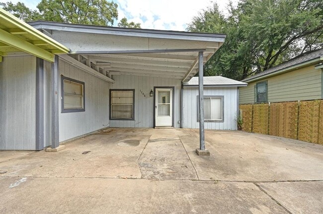 Building Photo - 1706 Riverview St