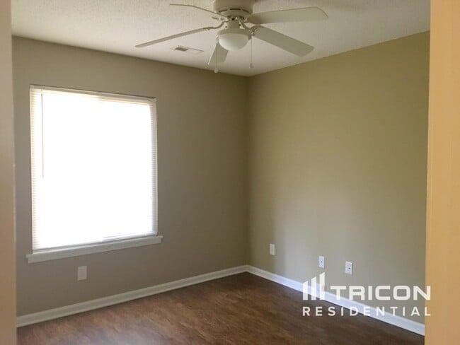 Building Photo - 10442 Camelback Cir