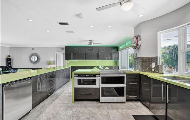 Foto del edificio - 2830 NE 55th St