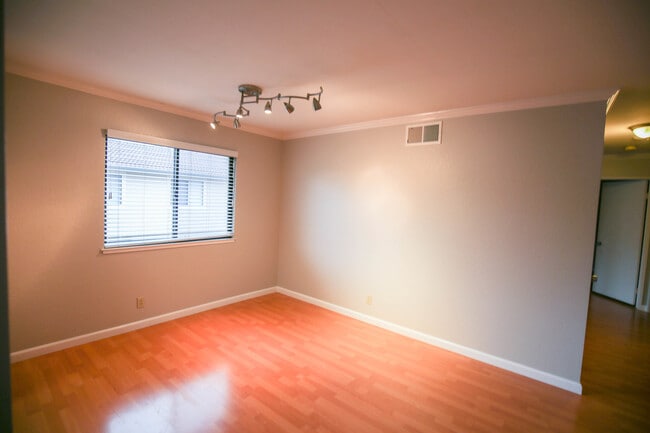 Building Photo - Union City Townhome on Alvarado Niles