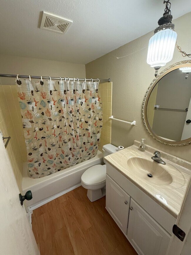 Foto del edificio - $1,500 / 1 Bed / 2 Bath Furnished Condo (Kailua Kona)