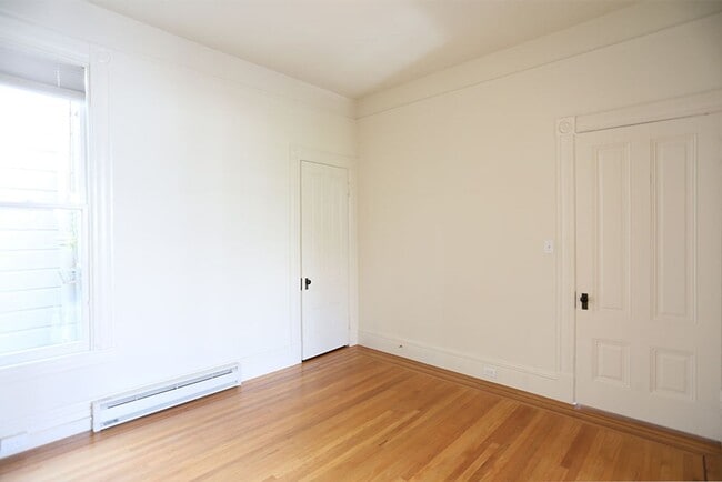 Building Photo - Top floor 2BR/1BA, H/W floors, Small Pets ...